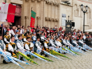 Pose des lanceurs de drapeaux italiens sur la place Saint Jean de Lyon