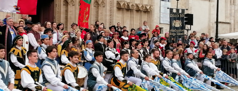 Pose des lanceurs de drapeaux italiens sur la place Saint Jean de Lyon
